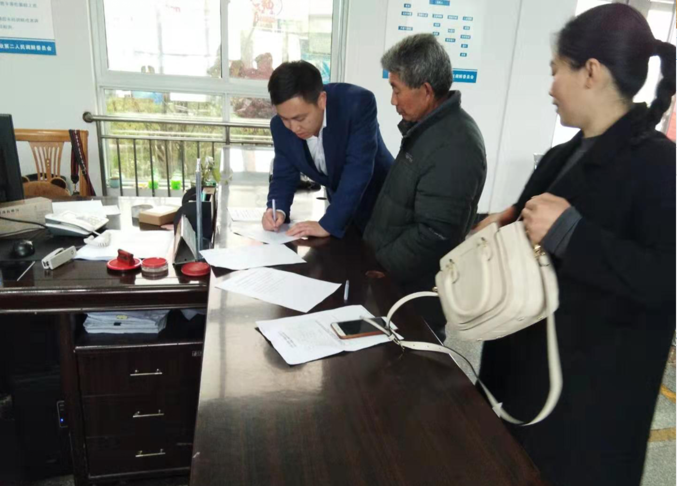 富诚集团为帮扶贫困户提供法律援助